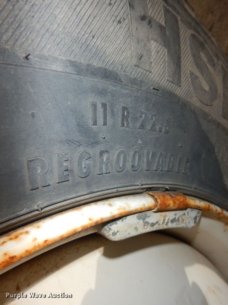 image for item DM8084 2005 Freightliner Columbia  semi truck