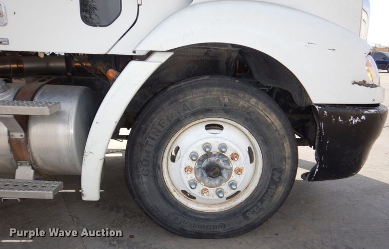 image for item DM8084 2005 Freightliner Columbia  semi truck