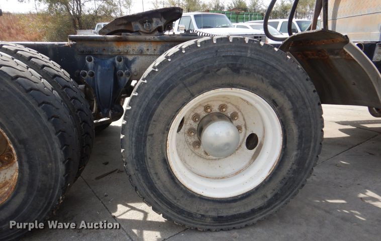 image for item DM8084 2005 Freightliner Columbia  semi truck