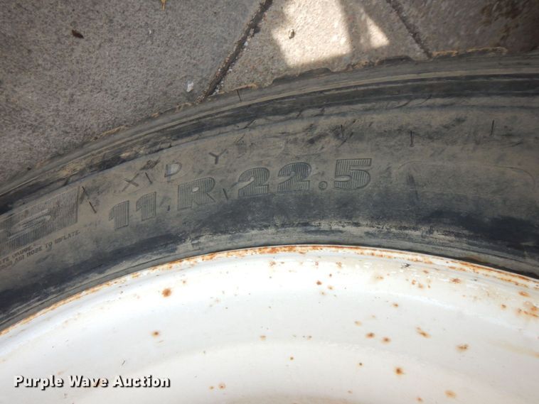 image for item DM8084 2005 Freightliner Columbia  semi truck