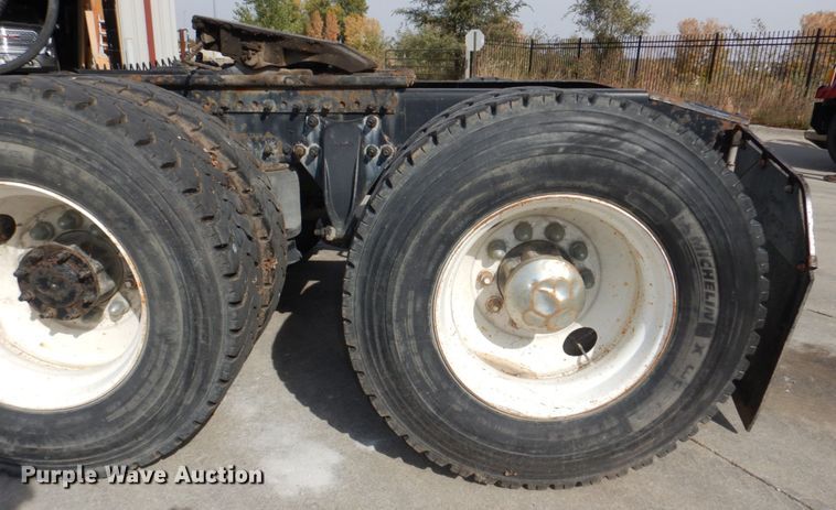 image for item DM8084 2005 Freightliner Columbia  semi truck