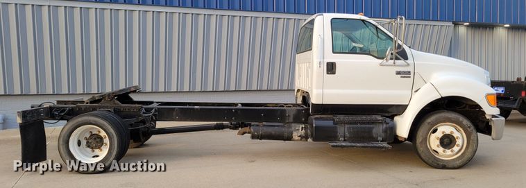 image for item DM8109 2004 Ford F650 Super Duty Pro Loader  truck cab and chassis