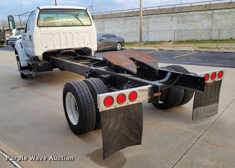 image for item DM8109 2004 Ford F650 Super Duty Pro Loader  truck cab and chassis