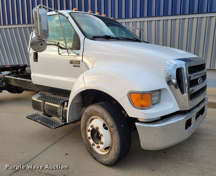 image for item DM8109 2004 Ford F650 Super Duty Pro Loader  truck cab and chassis