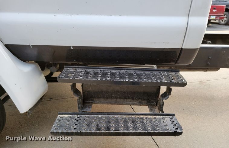 image for item DM8109 2004 Ford F650 Super Duty Pro Loader  truck cab and chassis