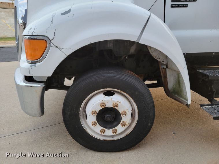 image for item DM8109 2004 Ford F650 Super Duty Pro Loader  truck cab and chassis