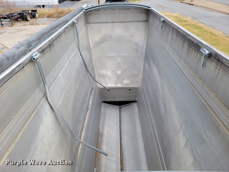 image for item DM8110 2007 Travis  bottom dump trailer