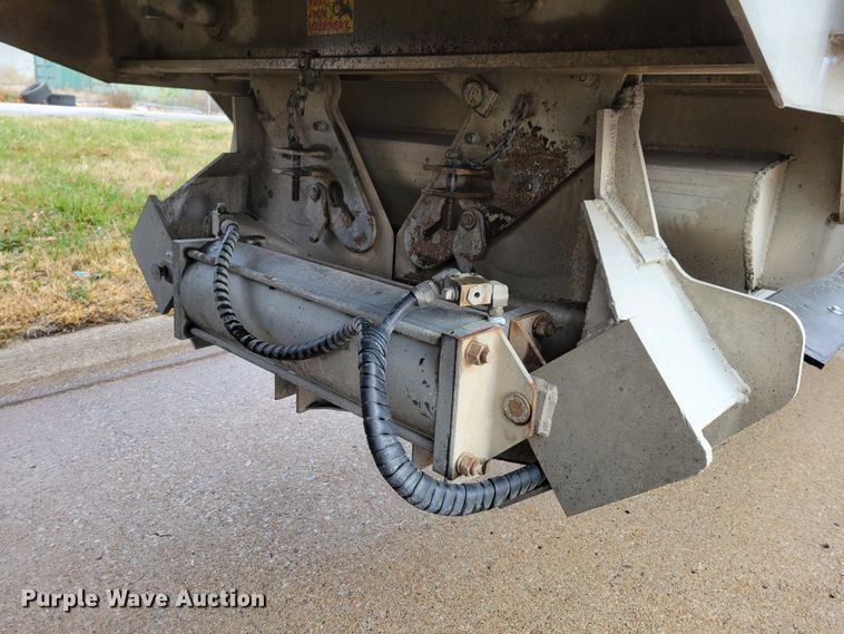 image for item DM8110 2007 Travis  bottom dump trailer