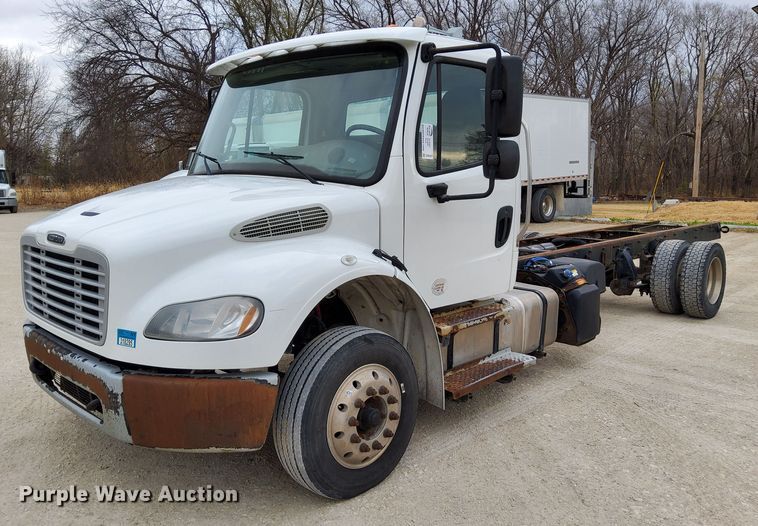 image for item DN6941 2016 Freightliner Business Class M2 106  truck cab and chassis