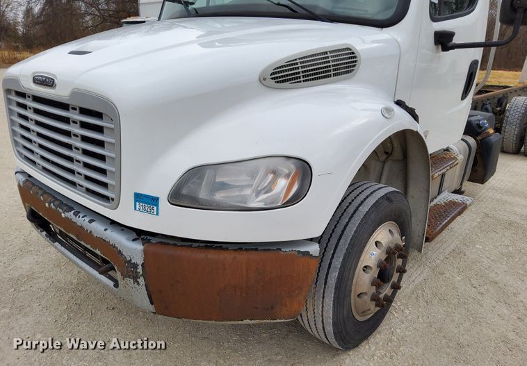 image for item DN6941 2016 Freightliner Business Class M2 106  truck cab and chassis