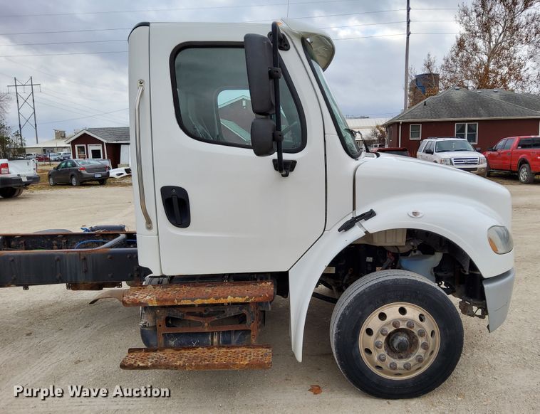 image for item DN6941 2016 Freightliner Business Class M2 106  truck cab and chassis