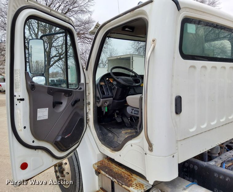 image for item DN6941 2016 Freightliner Business Class M2 106  truck cab and chassis