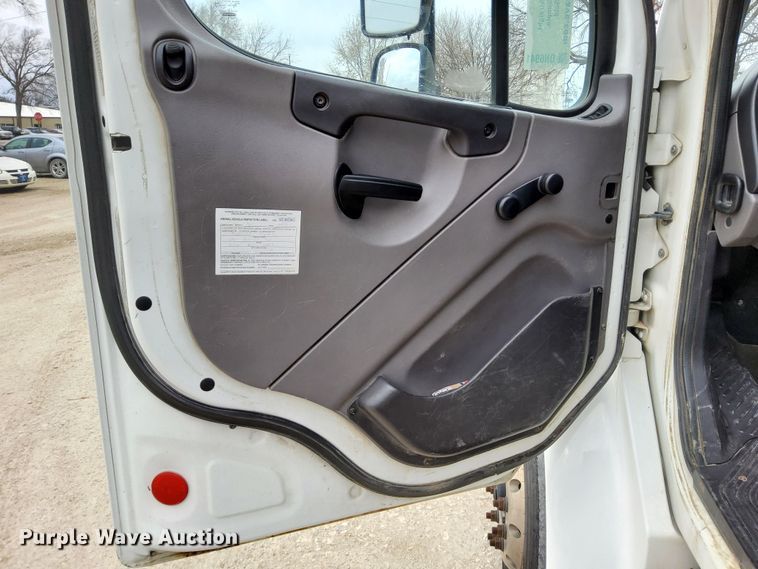 image for item DN6941 2016 Freightliner Business Class M2 106  truck cab and chassis