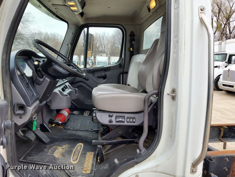 image for item DN6941 2016 Freightliner Business Class M2 106  truck cab and chassis