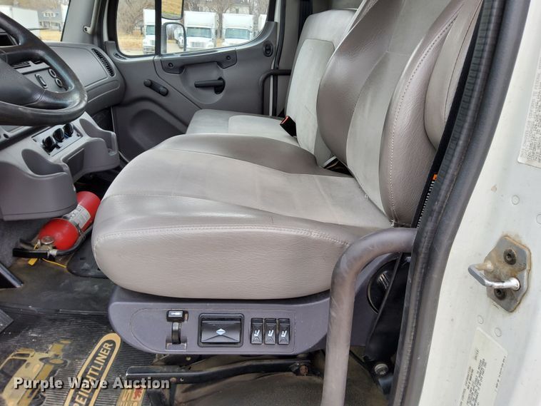 image for item DN6941 2016 Freightliner Business Class M2 106  truck cab and chassis