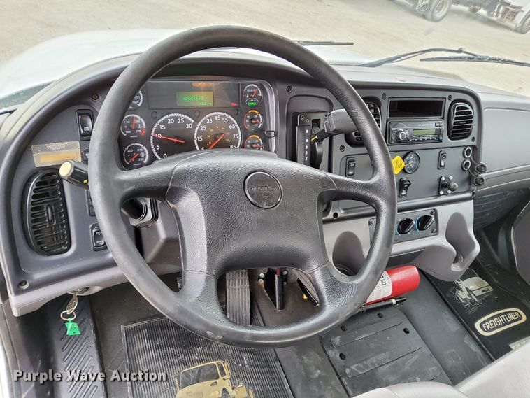 image for item DN6941 2016 Freightliner Business Class M2 106  truck cab and chassis