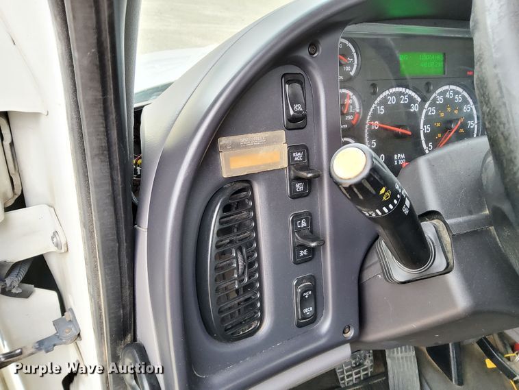 image for item DN6941 2016 Freightliner Business Class M2 106  truck cab and chassis