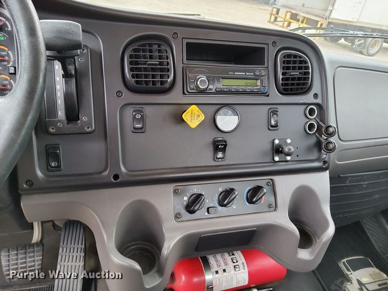 image for item DN6941 2016 Freightliner Business Class M2 106  truck cab and chassis