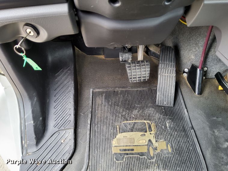 image for item DN6941 2016 Freightliner Business Class M2 106  truck cab and chassis