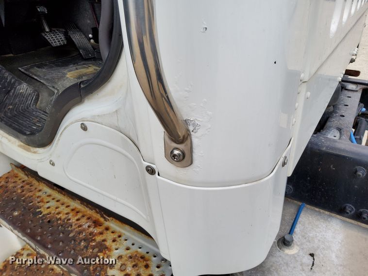 image for item DN6941 2016 Freightliner Business Class M2 106  truck cab and chassis