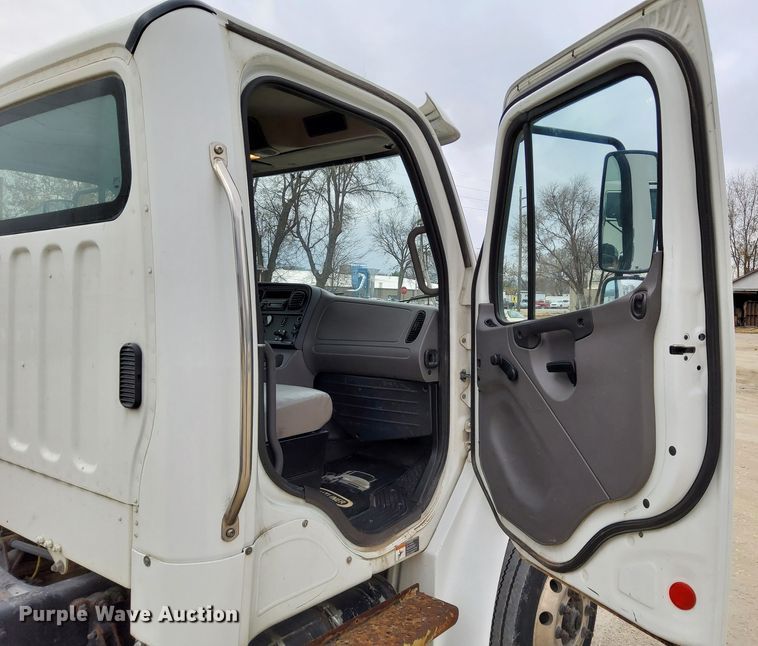 image for item DN6941 2016 Freightliner Business Class M2 106  truck cab and chassis