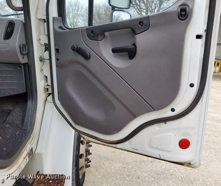 image for item DN6941 2016 Freightliner Business Class M2 106  truck cab and chassis