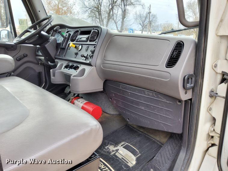 image for item DN6941 2016 Freightliner Business Class M2 106  truck cab and chassis