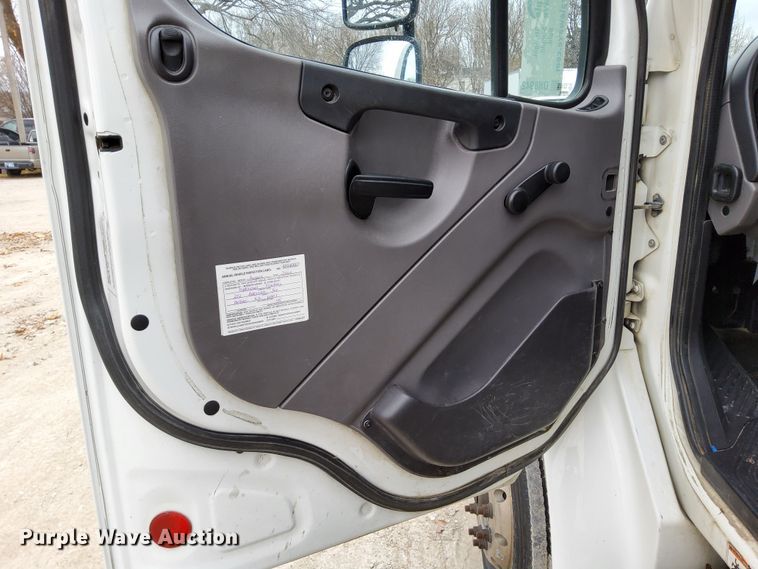 image for item DN6942 2016 Freightliner M2106  box truck