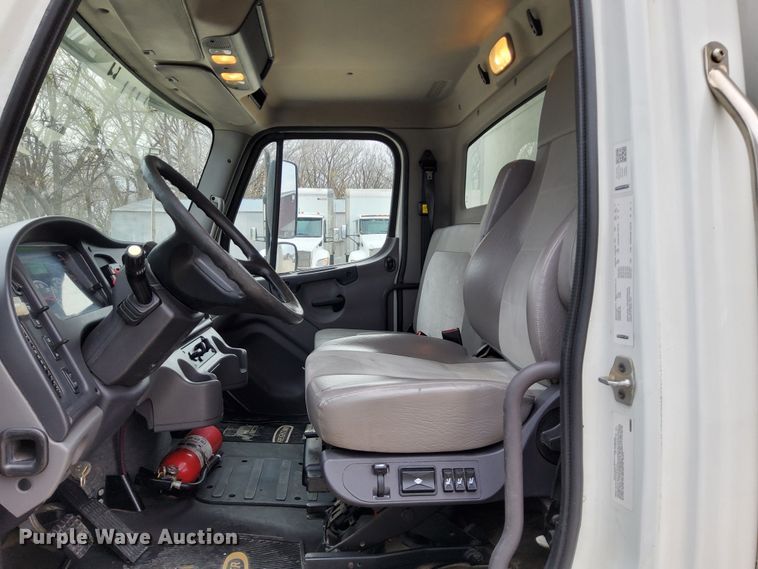 image for item DN6942 2016 Freightliner M2106  box truck