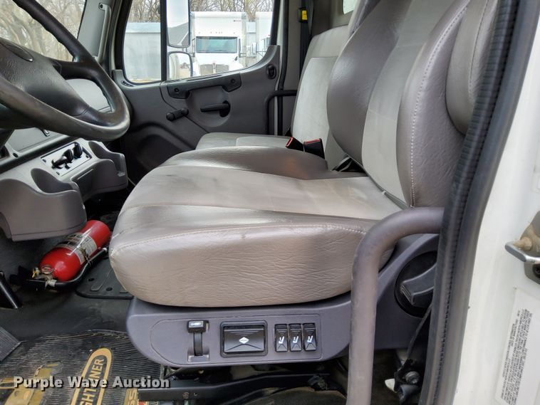 image for item DN6942 2016 Freightliner M2106  box truck