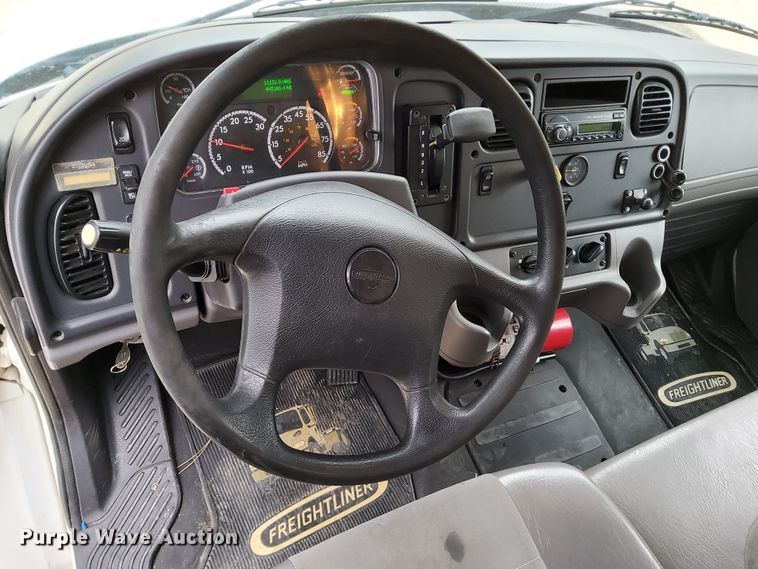 image for item DN6942 2016 Freightliner M2106  box truck