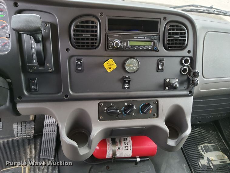 image for item DN6942 2016 Freightliner M2106  box truck