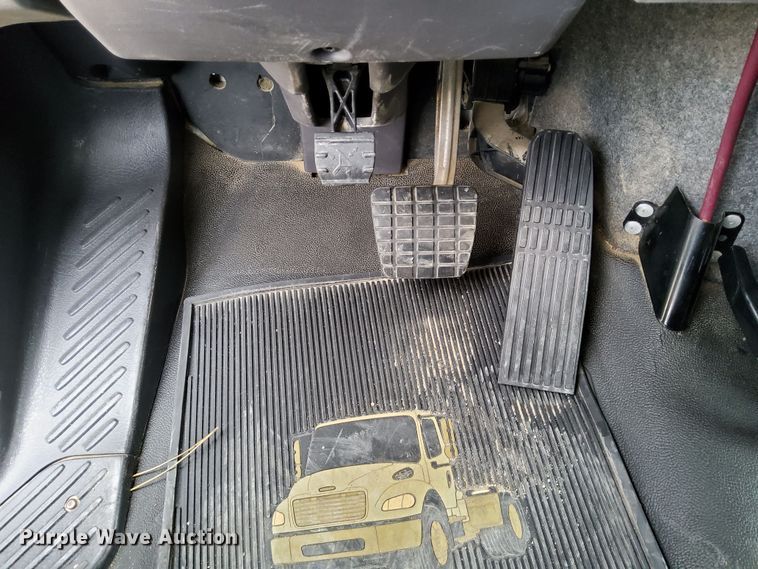 image for item DN6942 2016 Freightliner M2106  box truck