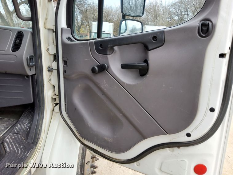 image for item DN6942 2016 Freightliner M2106  box truck