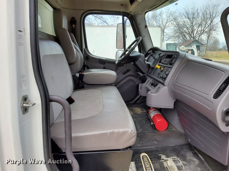 image for item DN6942 2016 Freightliner M2106  box truck