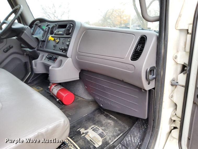 image for item DN6942 2016 Freightliner M2106  box truck