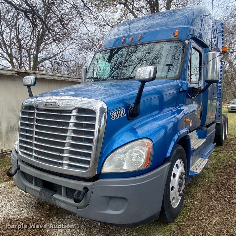 image for item DN8047 2013 Freightliner Cascadia  semi truck