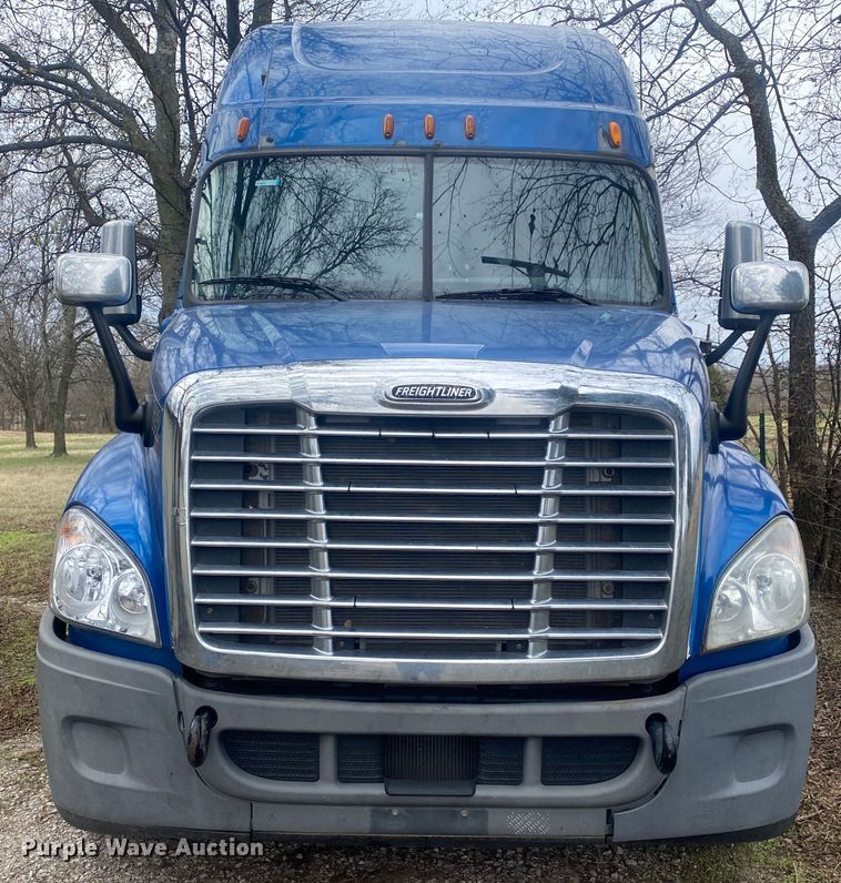 image for item DN8047 2013 Freightliner Cascadia  semi truck