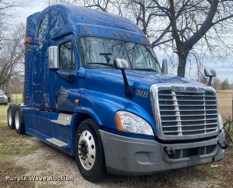 image for item DN8047 2013 Freightliner Cascadia  semi truck