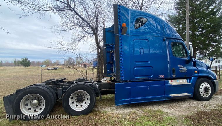 image for item DN8047 2013 Freightliner Cascadia  semi truck