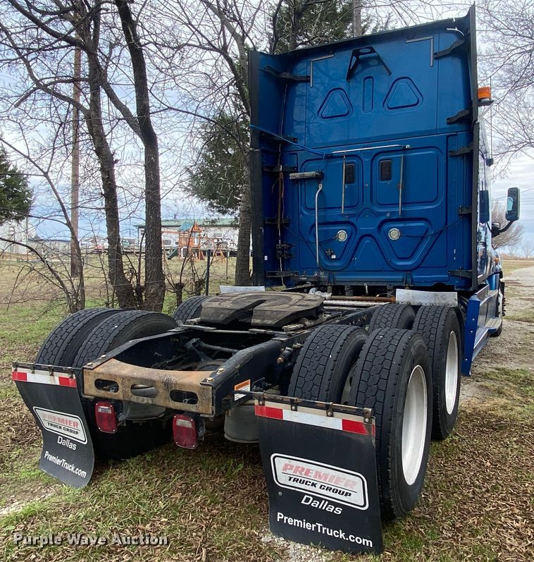 image for item DN8047 2013 Freightliner Cascadia  semi truck