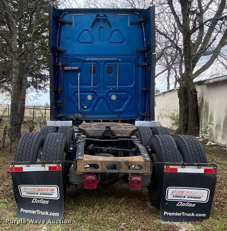 image for item DN8047 2013 Freightliner Cascadia  semi truck