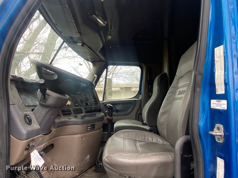 image for item DN8047 2013 Freightliner Cascadia  semi truck