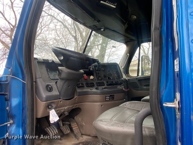 image for item DN8047 2013 Freightliner Cascadia  semi truck