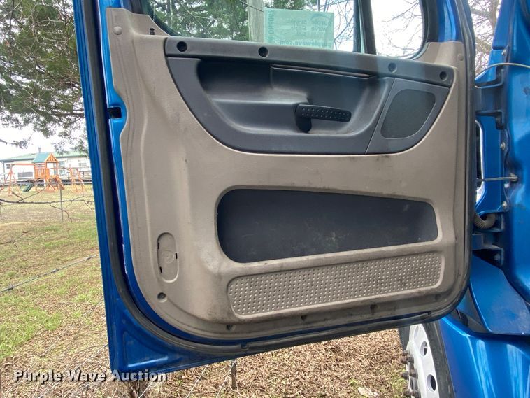 image for item DN8047 2013 Freightliner Cascadia  semi truck