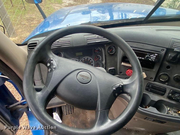 image for item DN8047 2013 Freightliner Cascadia  semi truck