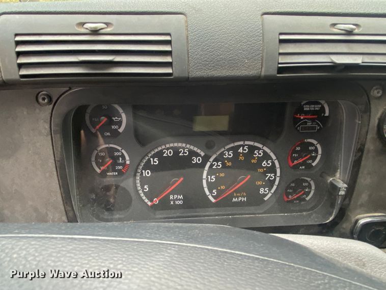 image for item DN8047 2013 Freightliner Cascadia  semi truck