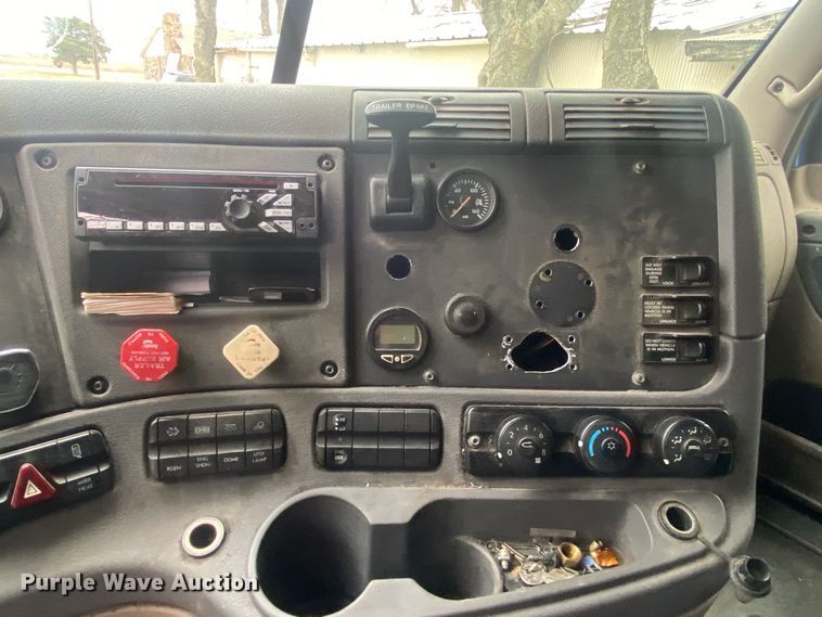 image for item DN8047 2013 Freightliner Cascadia  semi truck