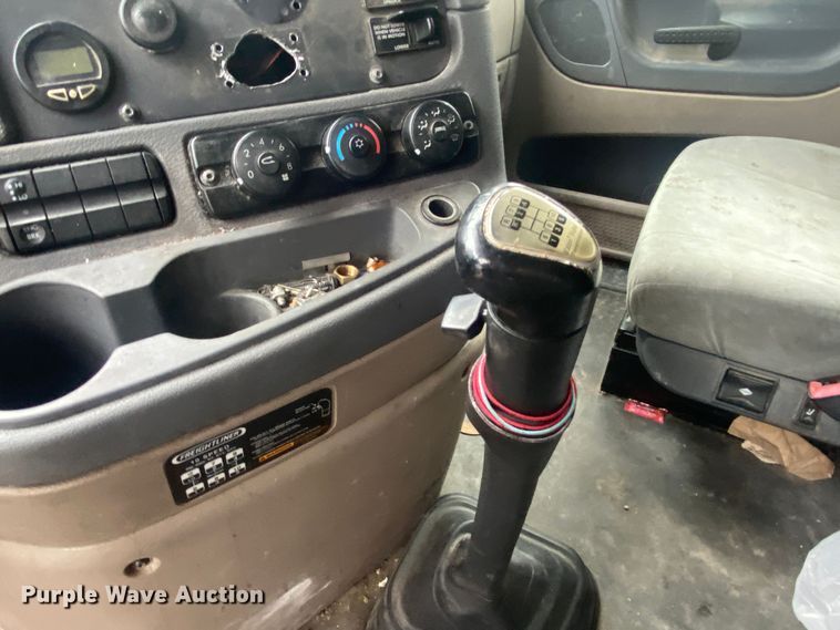 image for item DN8047 2013 Freightliner Cascadia  semi truck