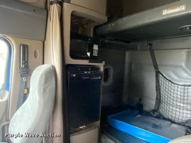 image for item DN8047 2013 Freightliner Cascadia  semi truck